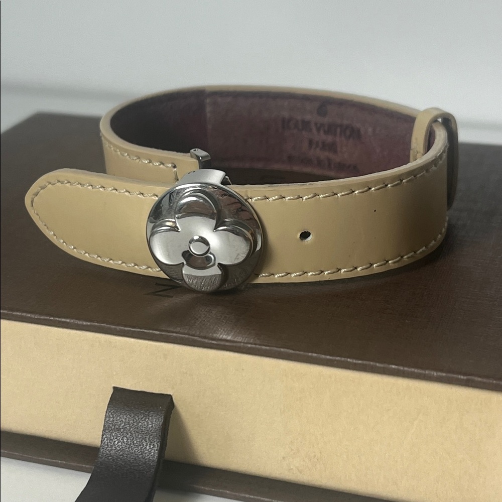 Louis Vuitton Beige Leather Flower Click Bracelet with Silver-Tone Clasp - Picture 7 of 8